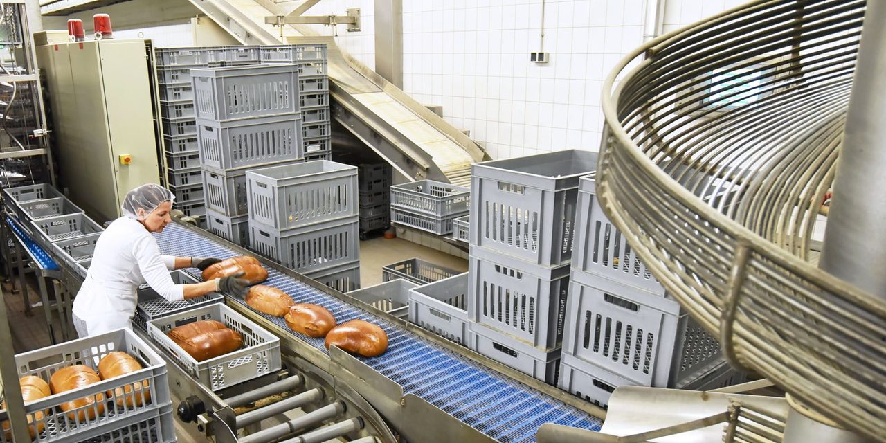 Blick über eine Produktionslinie der Lebensmittelherstellung